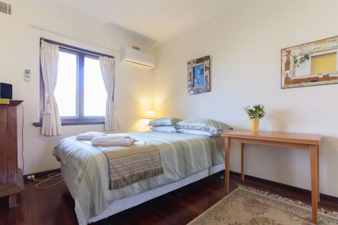 B8 Crawley Apartment 1 BRM & Sleepout Near UWA - Accommodation Nelson Bay 3