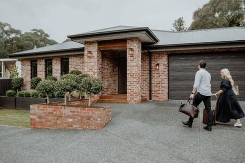 BADGER HOUSE - 4 Bed, 4 Bath, Stunning Entertainer Plus Fire - Accommodation Nelson Bay 1