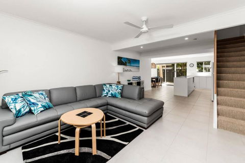 BARBADOS Ultimate Laid-back Holiday - Flat Stroll To River - Accommodation Nelson Bay 0