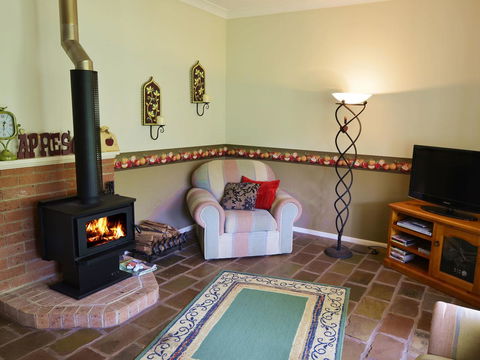 Apple Tree Cottage Montville - Accommodation Nelson Bay 4