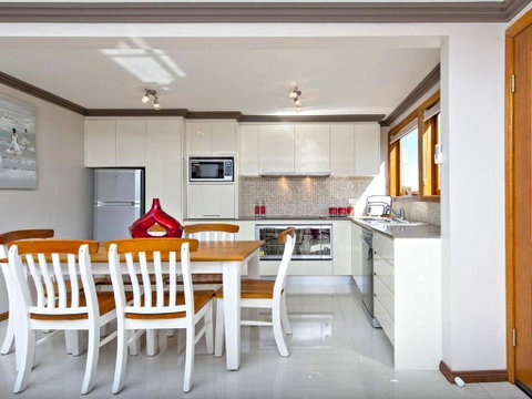 'Beach Break 2', 2/10 Lionel St - Downstairs Unit With Aircon - Accommodation Nelson Bay 2