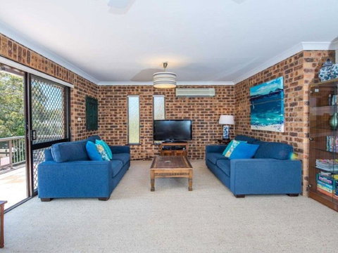 'COLUMBIA VIEWS', 2/9 COLUMBIA CLOSE - AIRCON, WIFI, NETFLIX, VIEWS & BOAT PARKING - Accommodation Nelson Bay 3