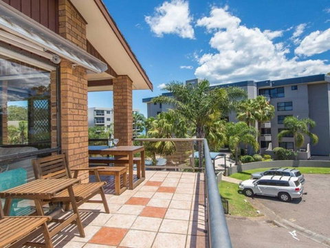 'COLUMBIA VIEWS', 2/9 COLUMBIA CLOSE - AIRCON, WIFI, NETFLIX, VIEWS & BOAT PARKING - Accommodation Nelson Bay 1