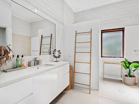 'Nunkeri', 5 Kerrie Close - Stunning House With Fabulous Views, Linen, WIFI & Air Conditioning - Accommodation Nelson Bay 3