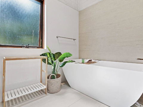 'Nunkeri', 5 Kerrie Close - Stunning House With Fabulous Views, Linen, WIFI & Air Conditioning - Accommodation Nelson Bay 2