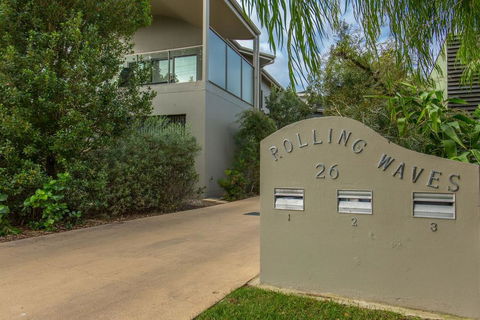 'Rolling Waves 2' On Ocean Drive - Accommodation Nelson Bay 0