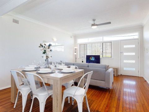 'Shoalz', 28 Rigney Street - Renovated Pet Friendly Cottage & Boat Parking - Accommodation Nelson Bay 2
