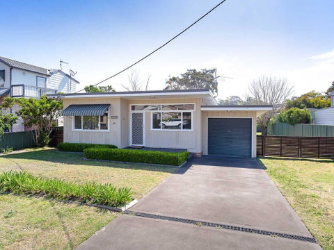 'Shoalz', 28 Rigney Street - Renovated Pet Friendly Cottage & Boat Parking - Accommodation Nelson Bay 0