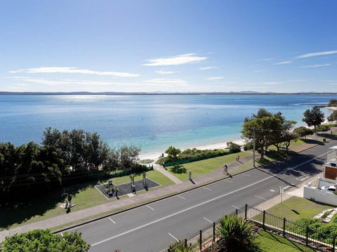 1 'Kiah', 53 Victoria Parade - Stunning Views, Wifi, Aircon, Just Across The Road To The Water - Accommodation Nelson Bay 2