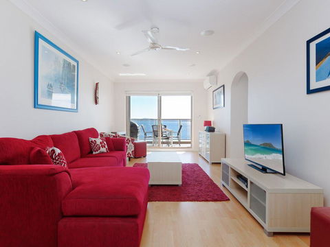 1 'Kiah', 53 Victoria Parade - Stunning Views, Wifi, Aircon, Just Across The Road To The Water - Accommodation Nelson Bay 1