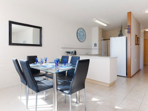 1 'Little Hut', 20 Kurrawa Close - Spectacular Water Views, NBN & Air Conditioned - Accommodation Nelson Bay 3