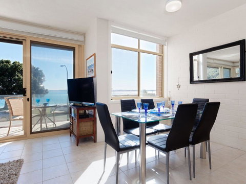 1 'Little Hut', 20 Kurrawa Close - Spectacular Water Views, NBN & Air Conditioned - Accommodation Nelson Bay 1