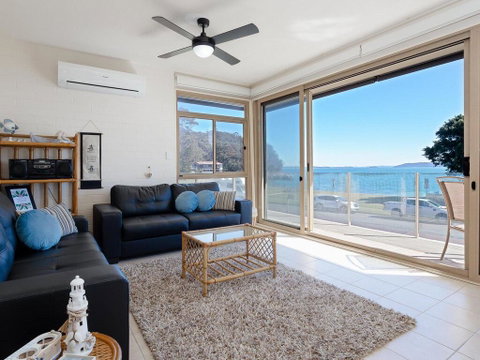1 'Little Hut', 20 Kurrawa Close - Spectacular Water Views, NBN & Air Conditioned - Accommodation Nelson Bay 2