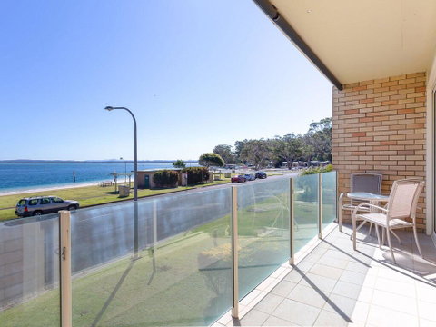 1 'Little Hut', 20 Kurrawa Close - Spectacular Water Views, NBN & Air Conditioned - Accommodation Nelson Bay 0