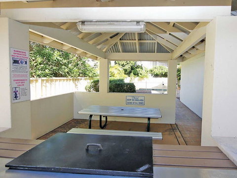 1 'SEASHELLS' 21-23 MAGNUS STREET - WIFI, POOL, LIFT & AIR CONDITIONING - Accommodation Nelson Bay 3