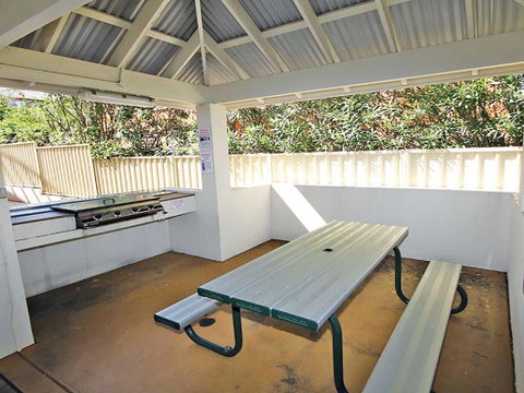 1 'SEASHELLS' 21-23 MAGNUS STREET - WIFI, POOL, LIFT & AIR CONDITIONING - Accommodation Nelson Bay 2