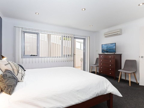 1 'Seaview', 9 Church Street - Huge Air Conditioned Unit With Lift & WIFI - Accommodation Nelson Bay 1