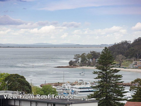 1 'Seaview', 9 Church Street - Huge Air Conditioned Unit With Lift & WIFI - Accommodation Nelson Bay 2