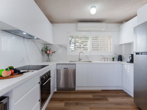 1 'The Poplars' 34 Magnus St - Panoramic Water Views, Pool, Aircon & WIFI - Accommodation Nelson Bay 2
