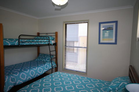 1 Naiad Court - Lowset Family Home With Swimming Pool And Covered Deck. Pet Friendly - Accommodation Nelson Bay 0