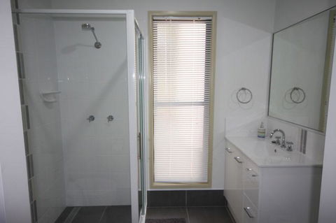 1 Naiad Court - Lowset Family Home With Swimming Pool And Covered Deck. Pet Friendly - Accommodation Nelson Bay 3