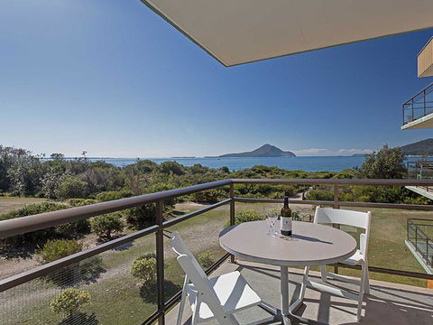 10 'Intrepid' 3 Intrepid Close - Water Views Over Shoal Bay Beach - Accommodation Nelson Bay 0