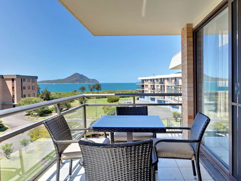 12 'Commodore', 6 Intrepid Close - Beautiful Water Views - Accommodation Nelson Bay 0