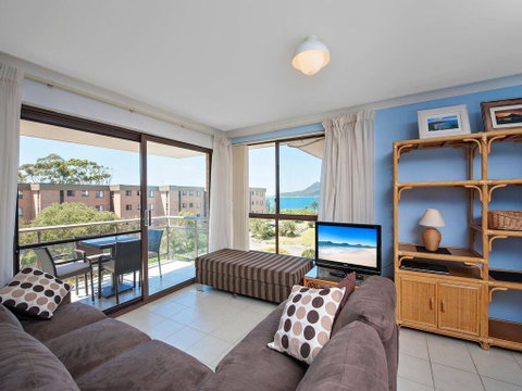 12 'Commodore', 6 Intrepid Close - Beautiful Water Views - Accommodation Nelson Bay 2