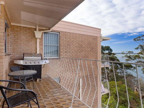 12 'Thurlow Lodge', 6 Thurlow Avenue - Water Views, Pool And Central Location - Accommodation Nelson Bay 2