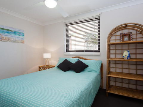 13 'Carindale', 19 Dowling Street - Large Ground Floor Unit With Pool & Tennis Court - Accommodation Nelson Bay 1