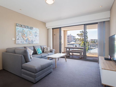 13 'Cote D'Azur', 61 Donald Street - Lovely Unit With Air Con, Pool, Lift And WiFi - Accommodation Nelson Bay 1