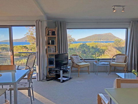 14 'Intrepid', 3 Intrepid Close - Unlimited Magnificent Water Views - Accommodation Nelson Bay 2