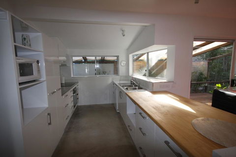 15 Belle Court - Modern, Architect Designed, Open Plan Holiday Home With Outdoor Shower - Accommodation Nelson Bay 3