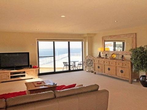15 Dolphin Cove, 2 - 6 Government Rd - Stunning Penthouse With Views, Lift & Ducted Air Conditioning - Nelson Bay Accommodation.com 1