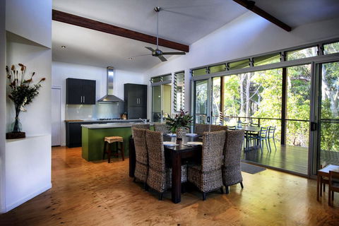 17 Naiad Court - Modern, Open Plan Family Home With Covered Outdoor Area And Double Lock-up Garage - Accommodation Nelson Bay 2