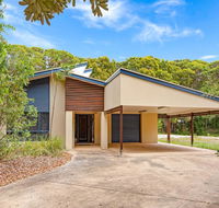 18 Naiad Court - Rainbow Shores Modern Beach House Walk to Beach - Accommodation Nelson Bay