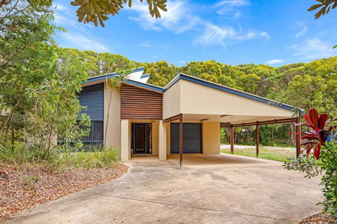18 Naiad Court - Rainbow Shores, Modern Beach House, Walk To Beach - Accommodation Nelson Bay 0