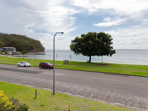 2 'Little Hut' 20 Kurrawa Close - Stunning Water Views Of Little Beach - Accommodation Nelson Bay 0