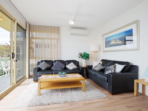 2 'Little Hut' 20 Kurrawa Close - Stunning Water Views Of Little Beach - Accommodation Nelson Bay 2