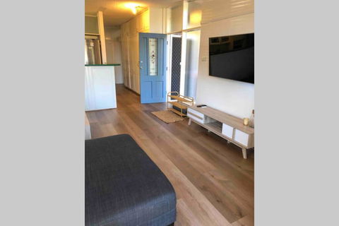 2 Bedroom, SHORT Walk To CBD,BEACH And DARBY ST - Accommodation Nelson Bay 3