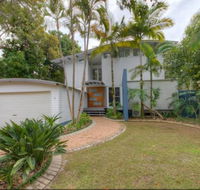 2 Satinwood Drive - Rainbow Shores Executive Level Beach House Pool Walk to Beach - Accommodation Nelson Bay