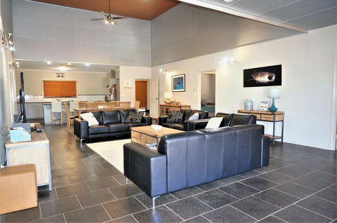 2 Trout Place - 4 Bedroom Holiday Home For The Nautical Adventurers - Nelsons Bay Accommodation 2