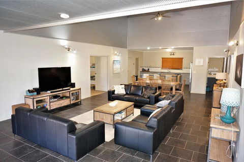 2 Trout Place - 4 Bedroom Holiday Home For The Nautical Adventurers - Nelsons Bay Accommodation 3