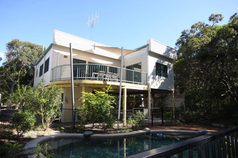 20 Orania Court - Two Storey Family Home With Swimming Pool, Patio & Large Deck. Pet Friendly - Accommodation Nelson Bay 0