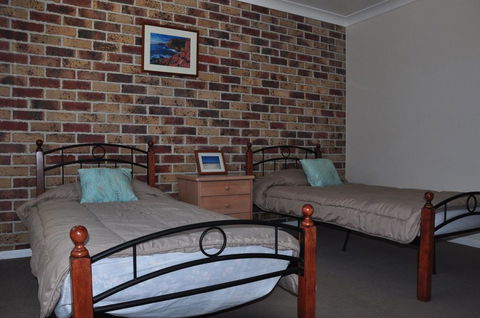 23 Carlo Road - Lowset Family Home Within Walking Distance To The Shopping Centre. Pet Friendly - Accommodation Nelson Bay 2