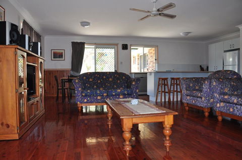 23 Carlo Road - Lowset Family Home Within Walking Distance To The Shopping Centre. Pet Friendly - Accommodation Nelson Bay 0