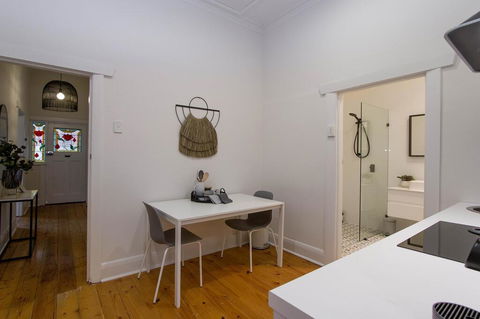 2BR Cottage With Parking Close To Adelaide CBD - Nelsons Bay Accommodation 2