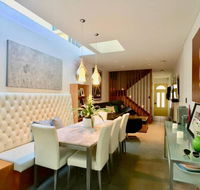 3 Storey Home Close Walk to Fox Studios SCG  City - Accommodation Nelson Bay