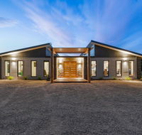 3 WISE MONKEYS MANSFIELD - Accommodation Nelson Bay