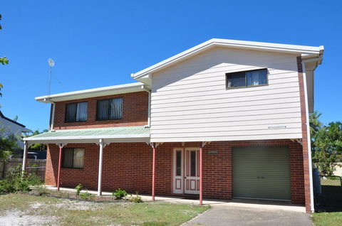 31 Bombala Crescent - Two Storey Home With Covered Outdoor Deck, Fully Fenced Backyard. Pet Friendly - Accommodation Nelson Bay 3